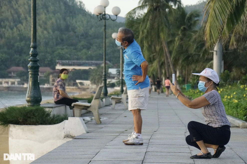 Người dân thoải mái đi bộ, tập thể dục sau nhiều tháng giãn cách - 3 Người dân thoải mái đi bộ, tập thể dục sau nhiều tháng giãn cách - 3