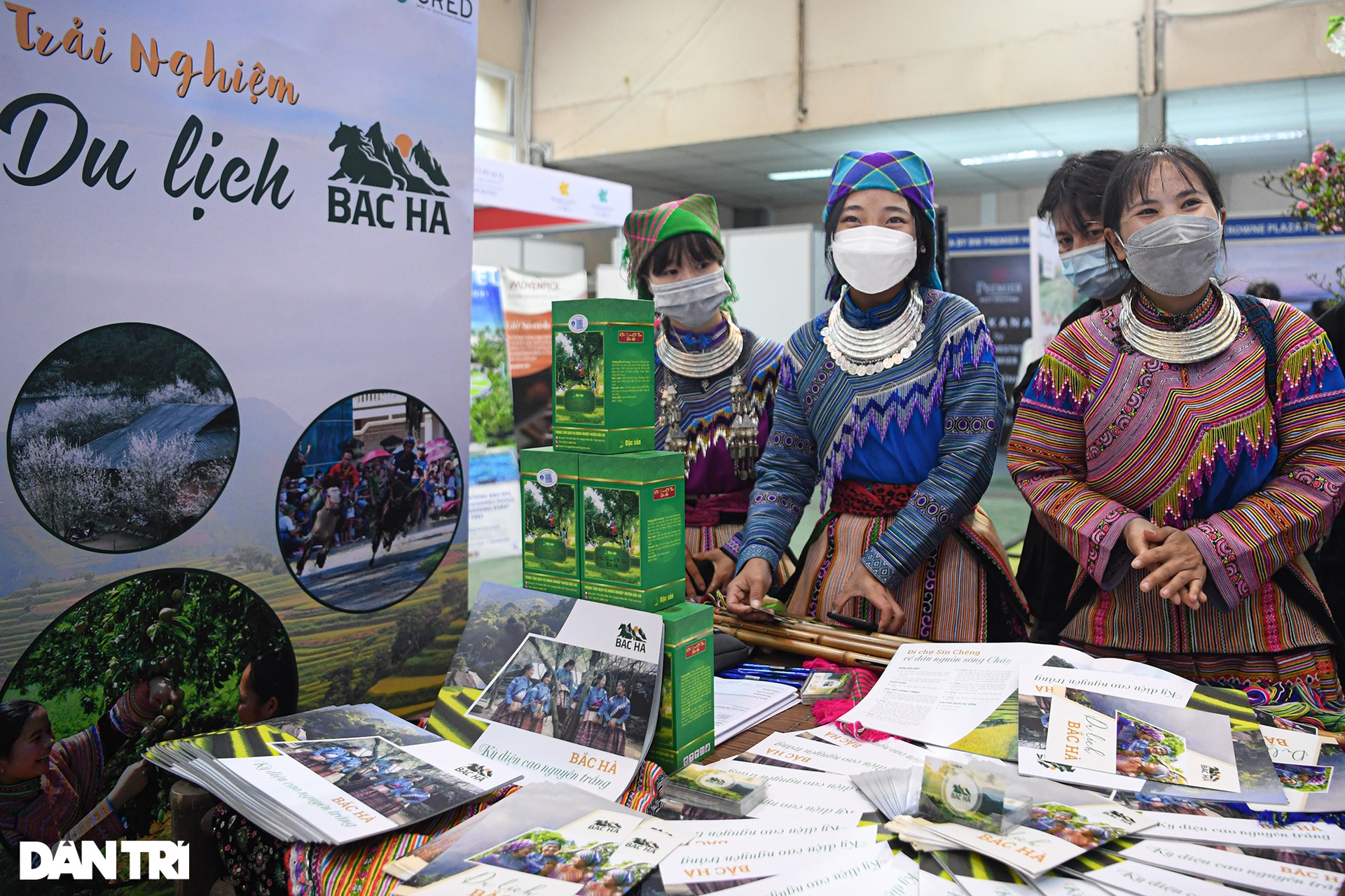 Người dân đổ xô săn vé máy bay, tour giá rẻ tại hội chợ du lịch ở Hà Nội - 6 Người dân đổ xô săn vé máy bay, tour giá rẻ tại hội chợ du lịch ở Hà Nội - 6