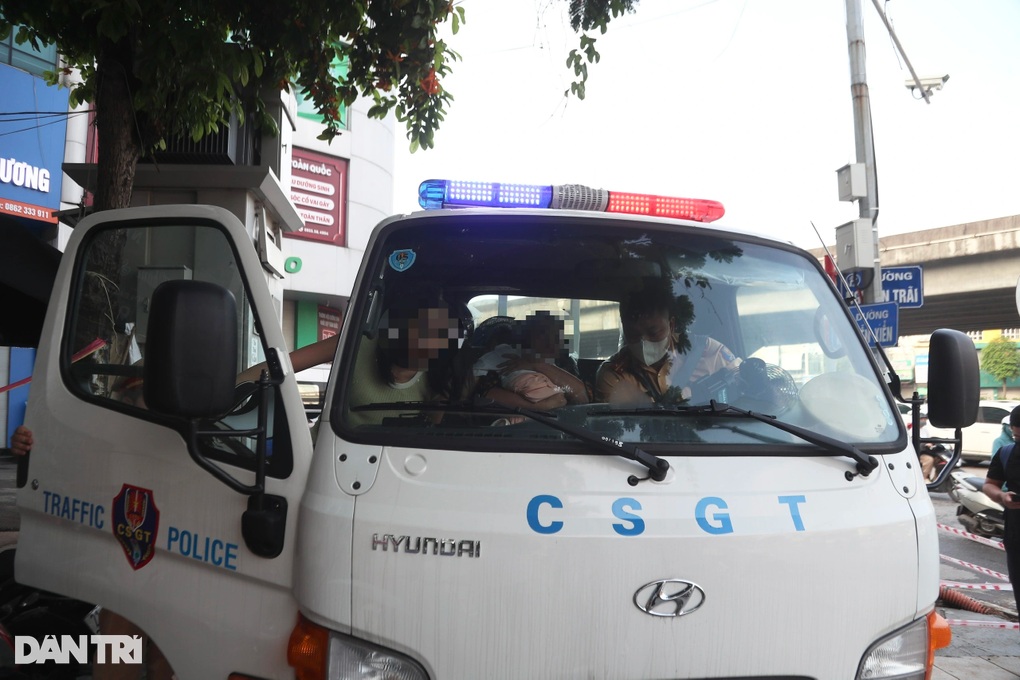 Đại úy CSGT dùng ô tô đặc chủng, kịp thời đưa cháu bé bị sốt cao đi cấp cứu - 2 Đại úy CSGT dùng ô tô đặc chủng, kịp thời đưa cháu bé bị sốt cao đi cấp cứu - 2