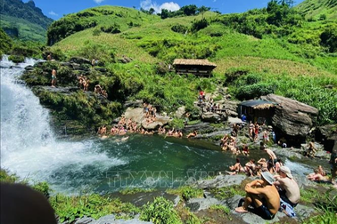 Hà Giang tạm dừng hoạt động tắm tại thác Du Già sau vụ du khách tử vong