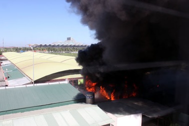 Lửa ngùn ngụt khuôn viên siêu thị Big C