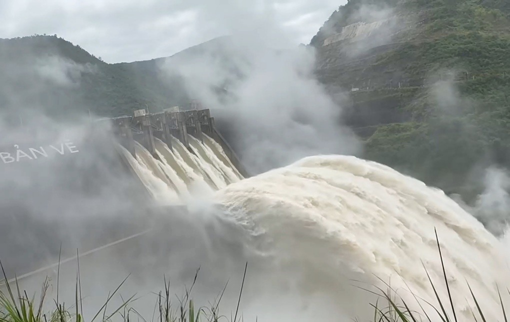 Cơ quan chức năng nói về lưu lượng đỉnh lũ tần suất 5.000 năm một lần - 1 Cơ quan chức năng nói về lưu lượng đỉnh lũ tần suất 5.000 năm một lần - 1