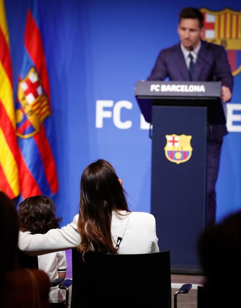 Messi khóc hết nước mắt, nghẹn ngào ngày chia tay Barcelona - 14 Messi khóc hết nước mắt, nghẹn ngào ngày chia tay Barcelona - 14