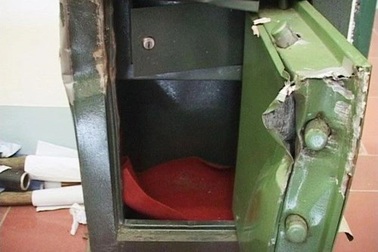 Hơn 170 triệu đồng trong két bị hàng xóm "khoắng sạch" lúc nào không hay