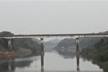 Khoảnh khắc cây cầu Ấn Độ 100 tuổi bị đánh sập trong chớp mắt