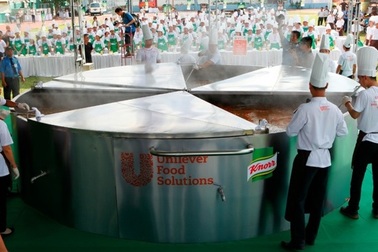 Siêu lẩu lớn nhất Việt Nam: Đường kính 5m, cao 1,2m (!)