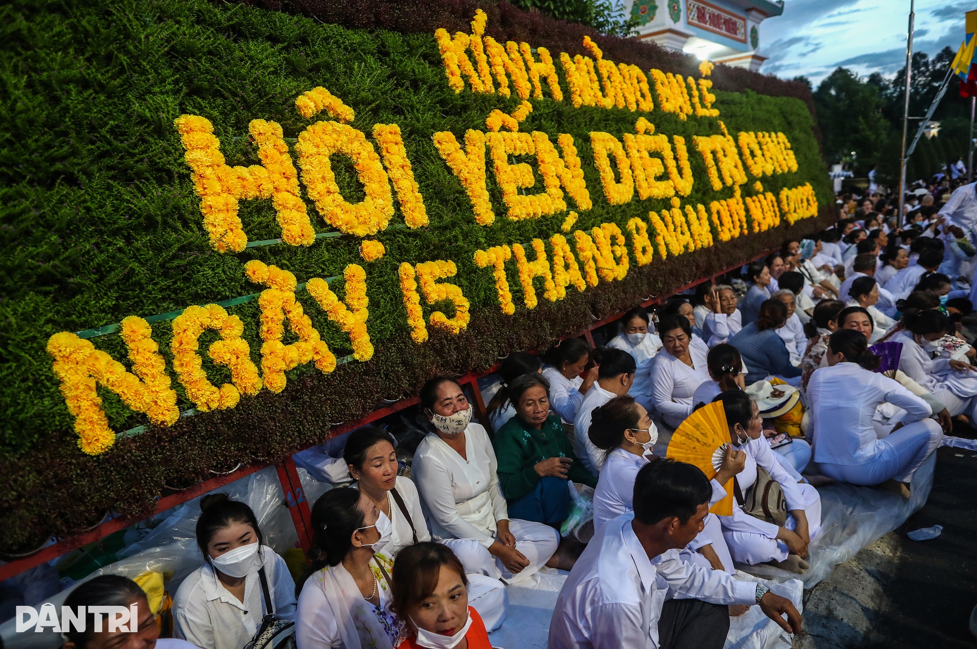 Biển người đội mưa, chen chân xem rồng phun lửa ở Tòa thánh Tây Ninh - 4 Biển người đội mưa, chen chân xem rồng phun lửa ở Tòa thánh Tây Ninh - 4