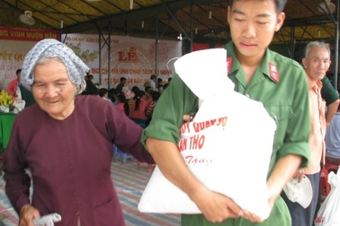 “Hên quá, có gạo ăn Tết rồi!”
