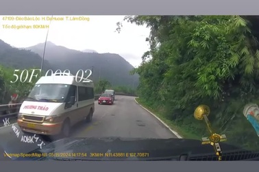 Xe khách lấn làn vượt ẩu ở góc cua trên đường đèo