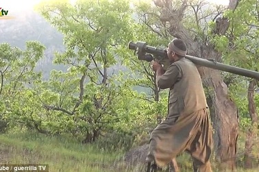 Khoảnh khắc trực thăng Thổ Nhĩ Kỳ bị tên lửa bắn gãy làm đôi