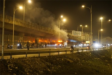 Hà Nội: Cháy dữ dội dưới chân cầu Vĩnh Tuy