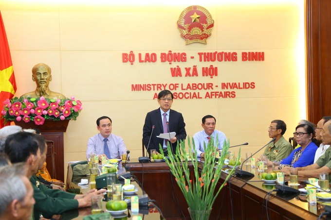 Thứ trưởng Nguyễn Bá Hoan gặp mặt Đoàn đại biểu người có công với cách mạng tỉnh Cà Mau - Ảnh 1.
