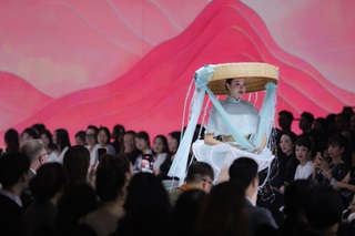 Á hậu Trái đất Trịnh Mỹ Anh gây “choáng” khi khoe vòng 3 trên sàn catwalk - 5