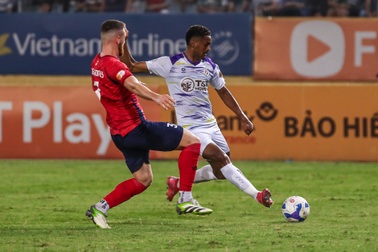 Hà Nội FC chiến thắng trong thế 10 người, ngăn CLB Nam Định vô địch sớm