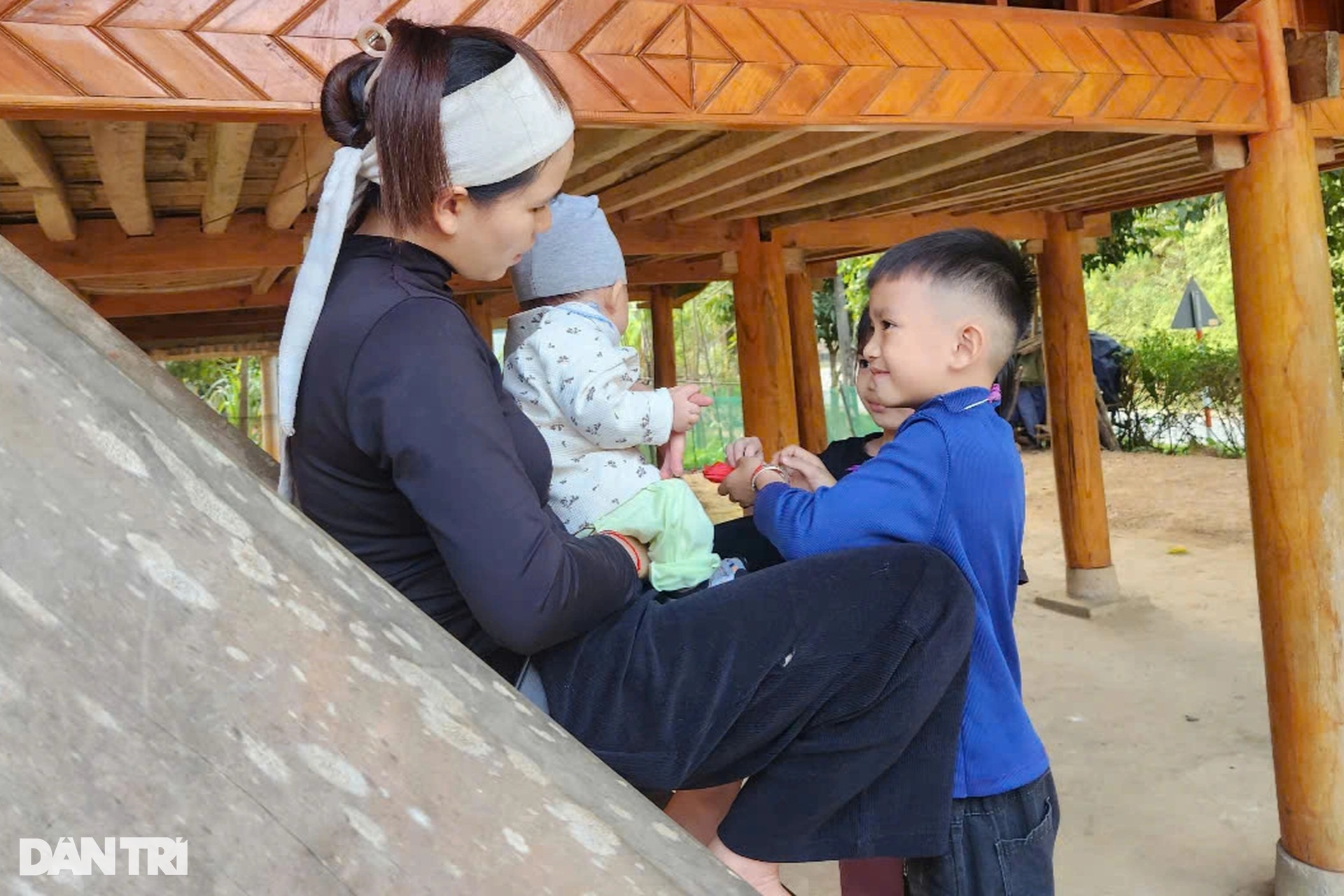 Tết mới của bé trai mất bố vì lũ dữ được Đại úy công an nhận làm con nuôi - 5 Tết mới của bé trai mất bố vì lũ dữ được Đại úy công an nhận làm con nuôi - 5