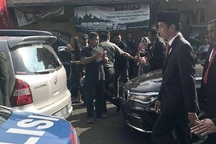 Tổng thống Indonesia đi bộ 2 km tới lễ duyệt binh vì tắc đường