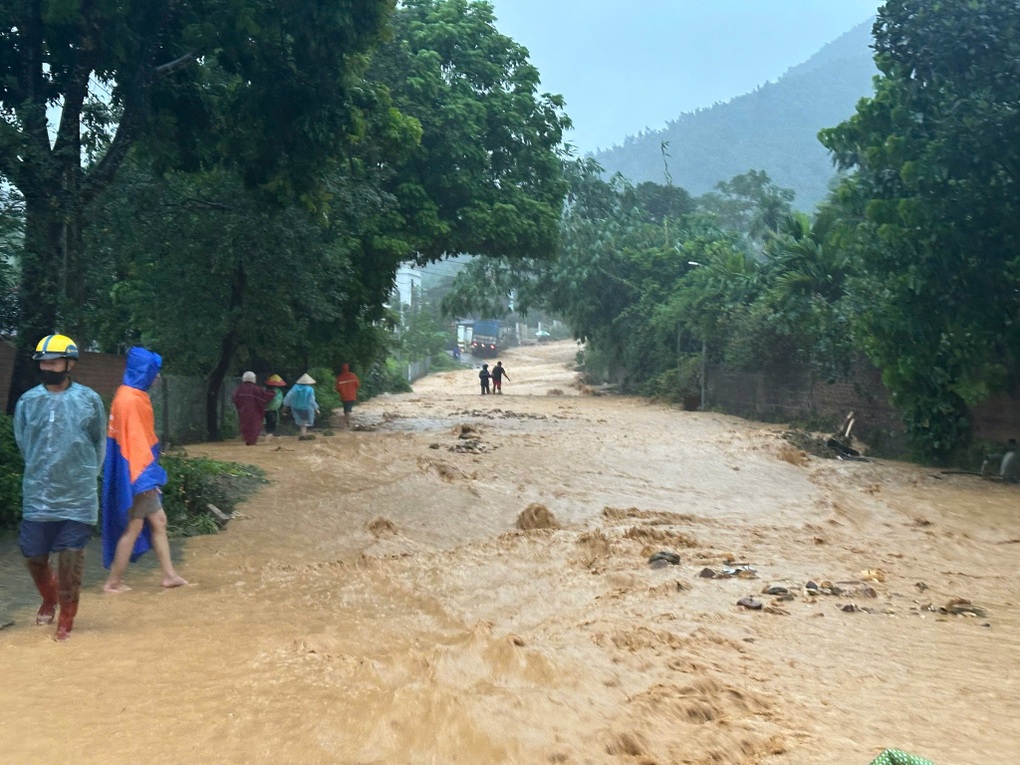 Thanh niên bị lũ cuốn trôi hơn 100m được công an cứu sống giữa đêm - 1 Thanh niên bị lũ cuốn trôi hơn 100m được công an cứu sống giữa đêm - 1