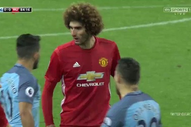 Tình huống Fellaini thiết đầu công với Aguero