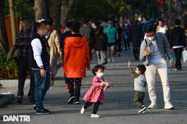 Người dân Thủ đô ra đường vui chơi ngày cuối kỳ nghỉ Tết Dương lịch