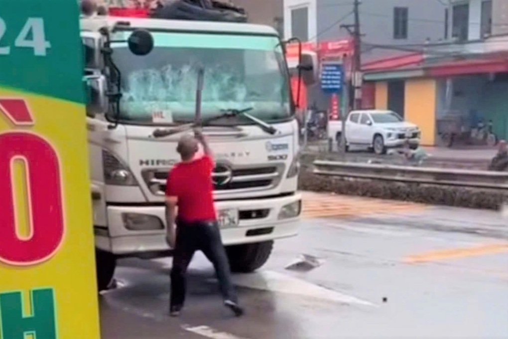 Người đàn ông cầm điếu cày đuổi đánh tài xế, đập vỡ kính xe tải - 1 Người đàn ông cầm điếu cày đuổi đánh tài xế, đập vỡ kính xe tải - 1