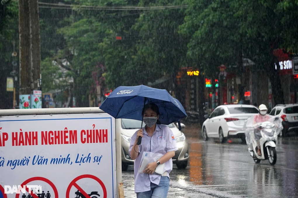 Chiều nay, sĩ tử hồi hộp bước vào thi môn Toán sau sự dễ thở của đề Văn - 10 Chiều nay, sĩ tử hồi hộp bước vào thi môn Toán sau sự dễ thở của đề Văn - 10