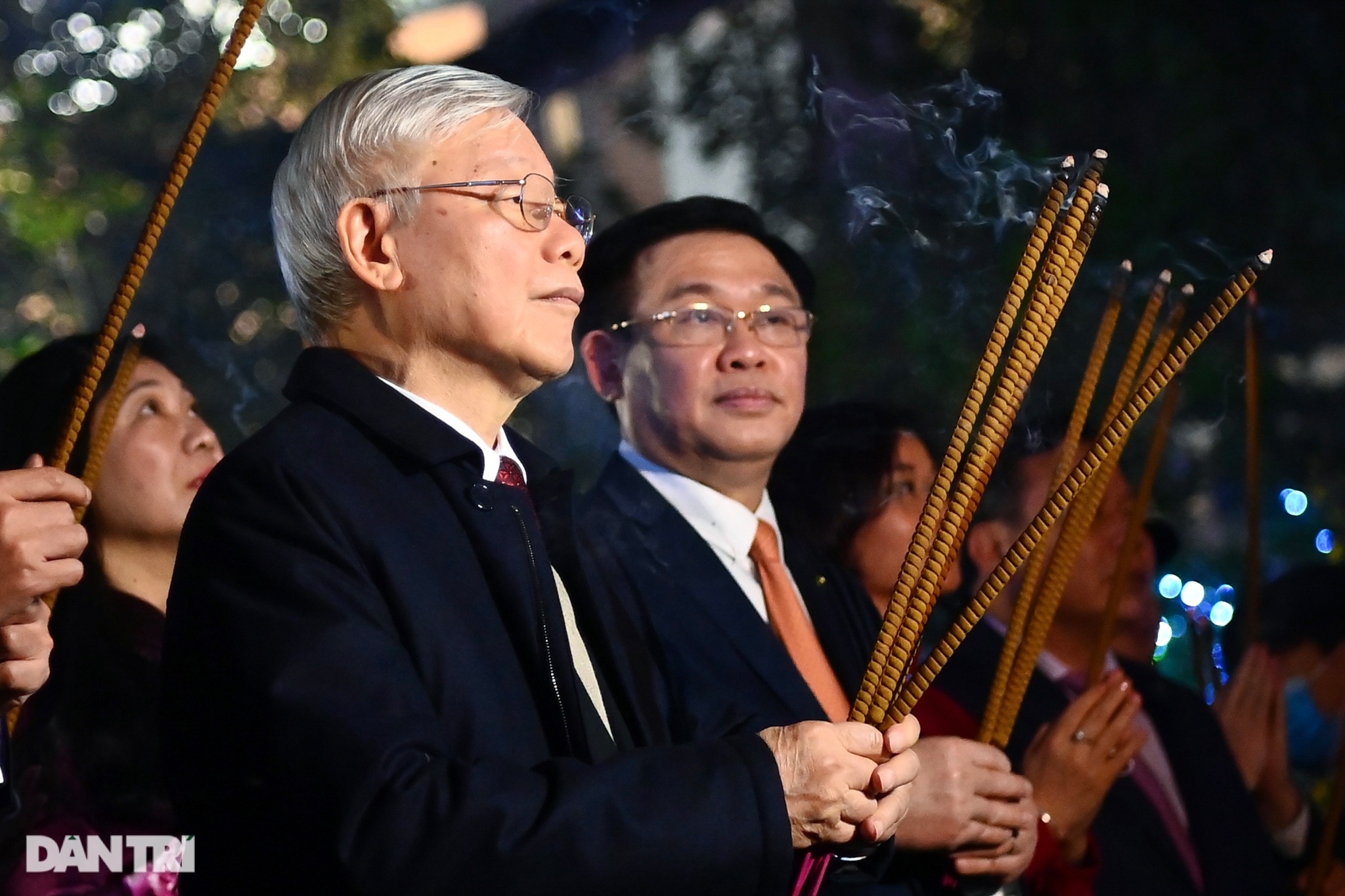Tổng Bí thư, Chủ tịch nước chúc Tết nhân dân thủ đô bên Hồ Gươm - 2 Tổng Bí thư, Chủ tịch nước chúc Tết nhân dân thủ đô bên Hồ Gươm - 2