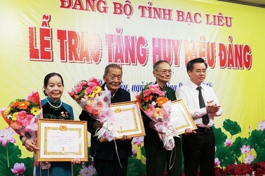 Trao Huy hiệu Đảng cho 87 đảng viên