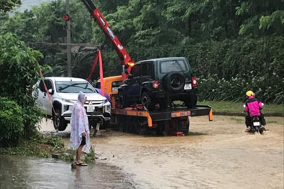 Hàng loạt ô tô chìm nghỉm trong biển nước ở thành phố Lào Cai - 2 Hàng loạt ô tô chìm nghỉm trong biển nước ở thành phố Lào Cai - 2