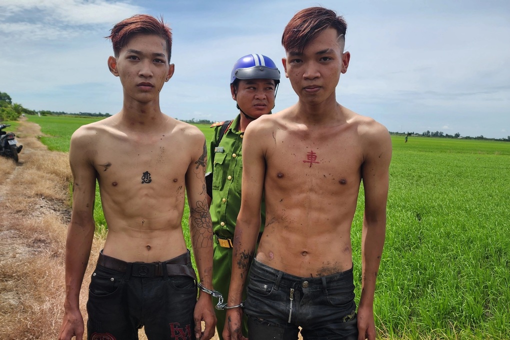 Ba thanh niên mang nhiều dao, súng đi cướp xe máy - 1 Ba thanh niên mang nhiều dao, súng đi cướp xe máy - 1