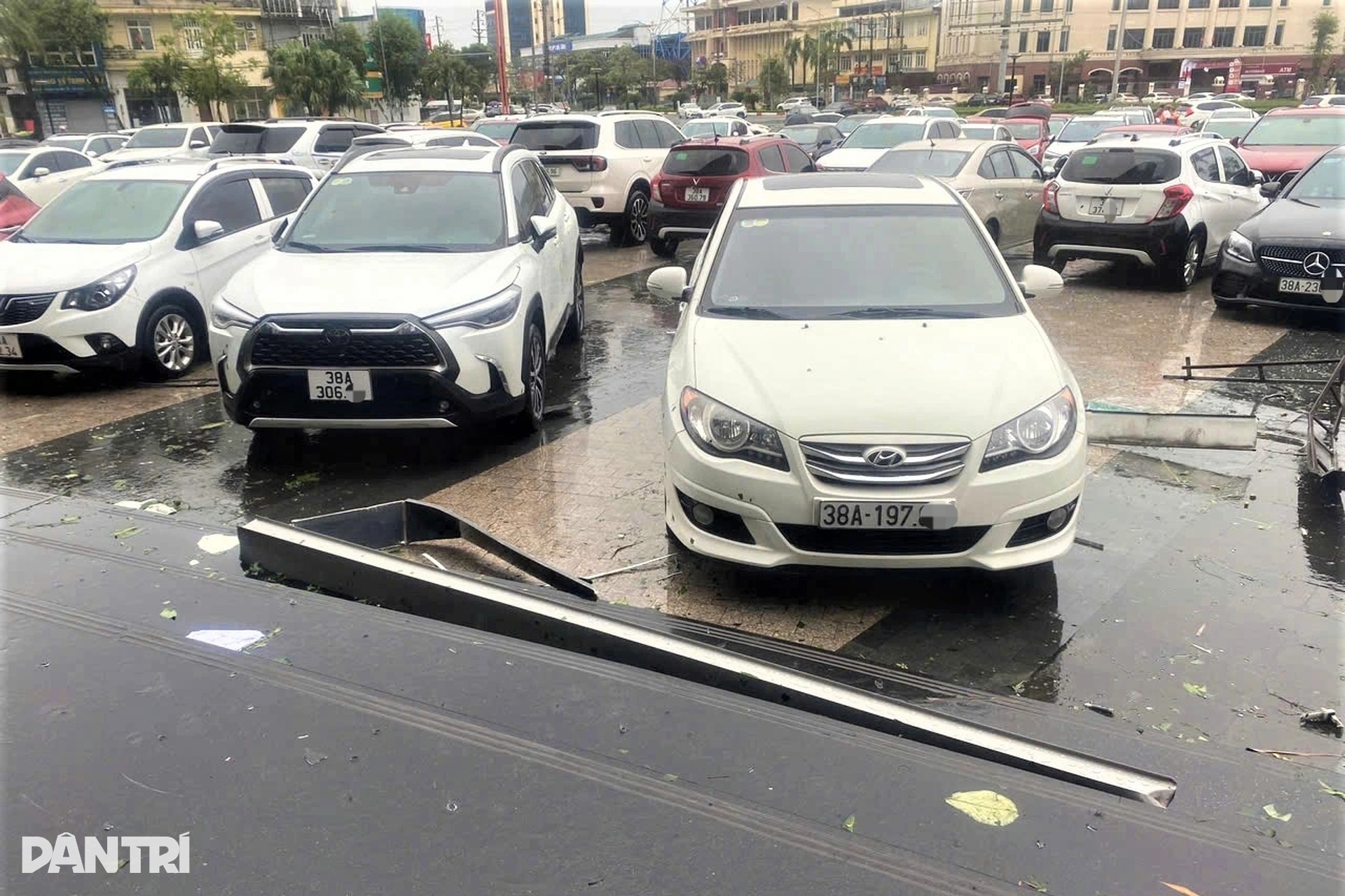 Đỗ trên cao tránh ngập, hàng loạt ô tô lại bị vỡ kính, móp xe - 2 Đỗ trên cao tránh ngập, hàng loạt ô tô lại bị vỡ kính, móp xe - 2