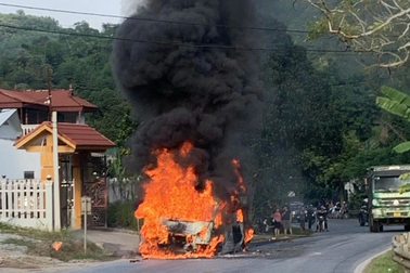 2 ô tô va chạm, một người chết, xe bốc cháy