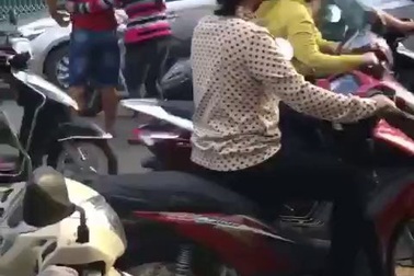 Nam thanh niên dùng mũ bảo hiểm đánh vỡ đầu cô gái sau va chạm giao thông khiến nhiều người bất bình