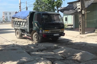 Kinh hãi đoạn đường bê tông vỡ vụn, tai nạn xảy ra như "cơm bữa" ở Hà Nội