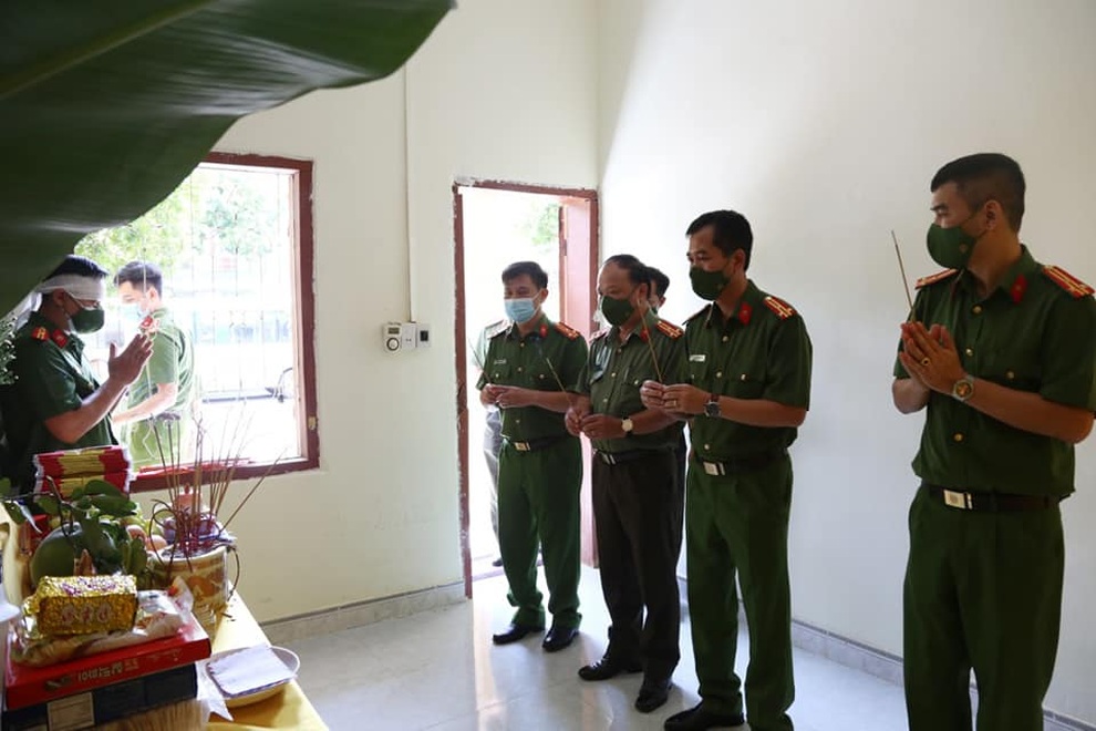 Thiếu tá công an xót xa tiễn biệt cha từ vùng dịch - 2