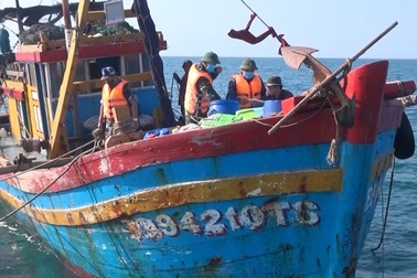 Tạm giữ 2 tàu giã cào hoạt động trái phép trên biển