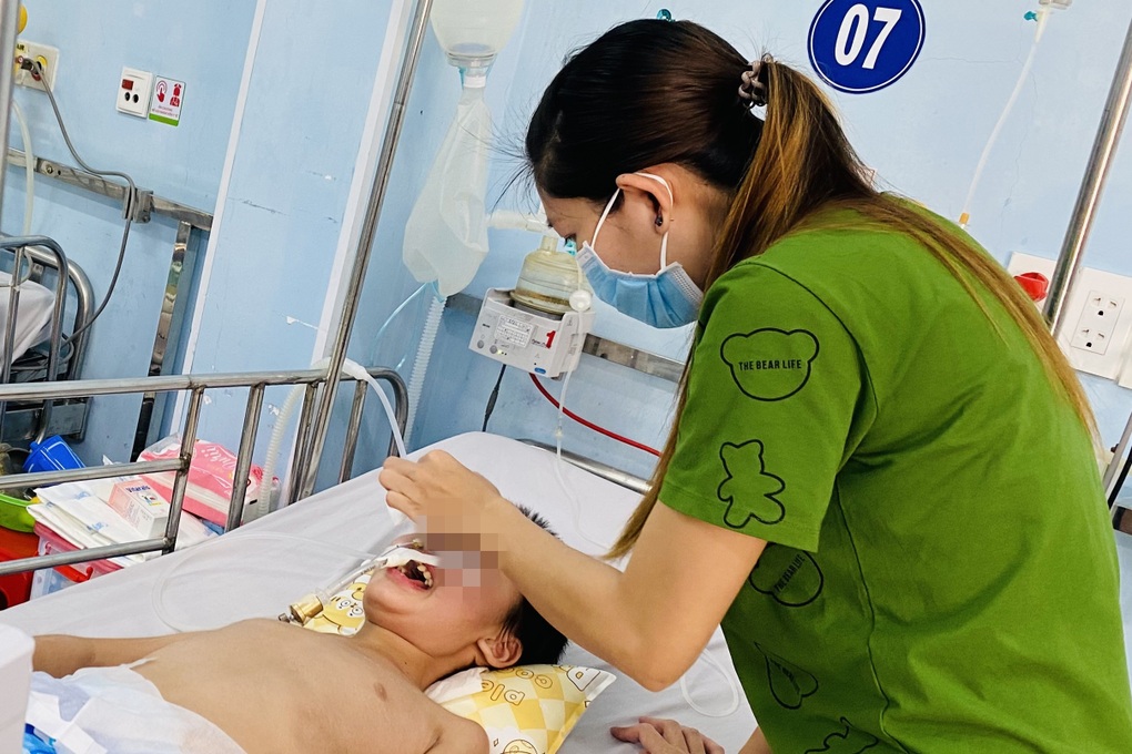Xót xa trẻ mắc viêm não Nhật Bản bất động nhìn cha mẹ chăm 3 tháng ở viện - 1 Xót xa trẻ mắc viêm não Nhật Bản bất động nhìn cha mẹ chăm 3 tháng ở viện - 1