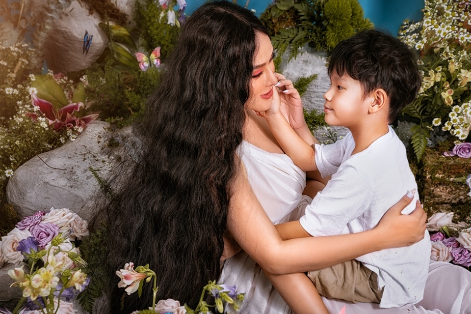 Ca sĩ Thu Thủy bầu vượt mặt vẫn khoe ảnh gợi cảm - 5 Ca sĩ Thu Thủy bầu vượt mặt vẫn khoe ảnh gợi cảm - 5
