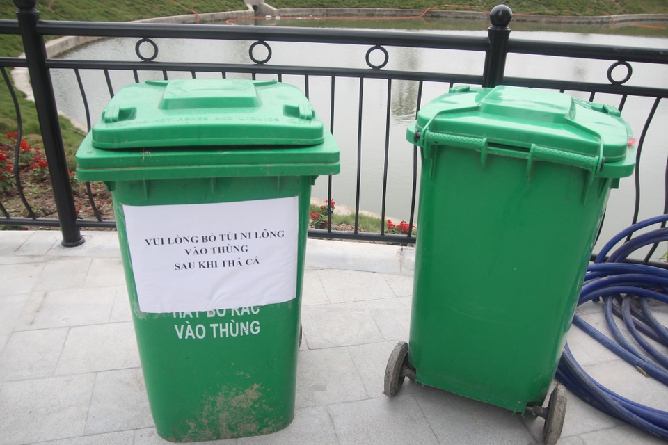 Hà Nội: Lắp cầu trượt “tiễn” Táo quân về trời, dân thích thú xếp hàng chờ đến lượt - 8 Hà Nội: Lắp cầu trượt “tiễn” Táo quân về trời, dân thích thú xếp hàng chờ đến lượt - 8