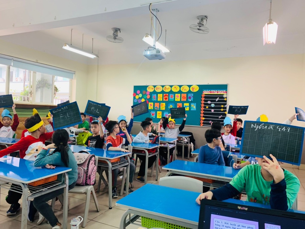 Mẹ khóc nức nở sau 2 ngày con học trường công: Mẹ hại con rồi phải không? - 1 Mẹ khóc nức nở sau 2 ngày con học trường công: Mẹ hại con rồi phải không? - 1