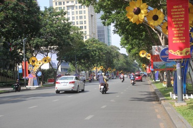 Đường phố Sài Gòn thênh thang trong ngày nghỉ lễ 30/4