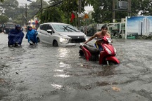 Mưa lớn trên 150mm từ sáng ở TPHCM, nhiều tuyến đường ngập nặng