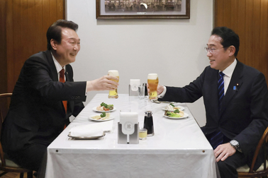 Bức ảnh bữa tối gây chú ý của lãnh đạo Nhật - Hàn