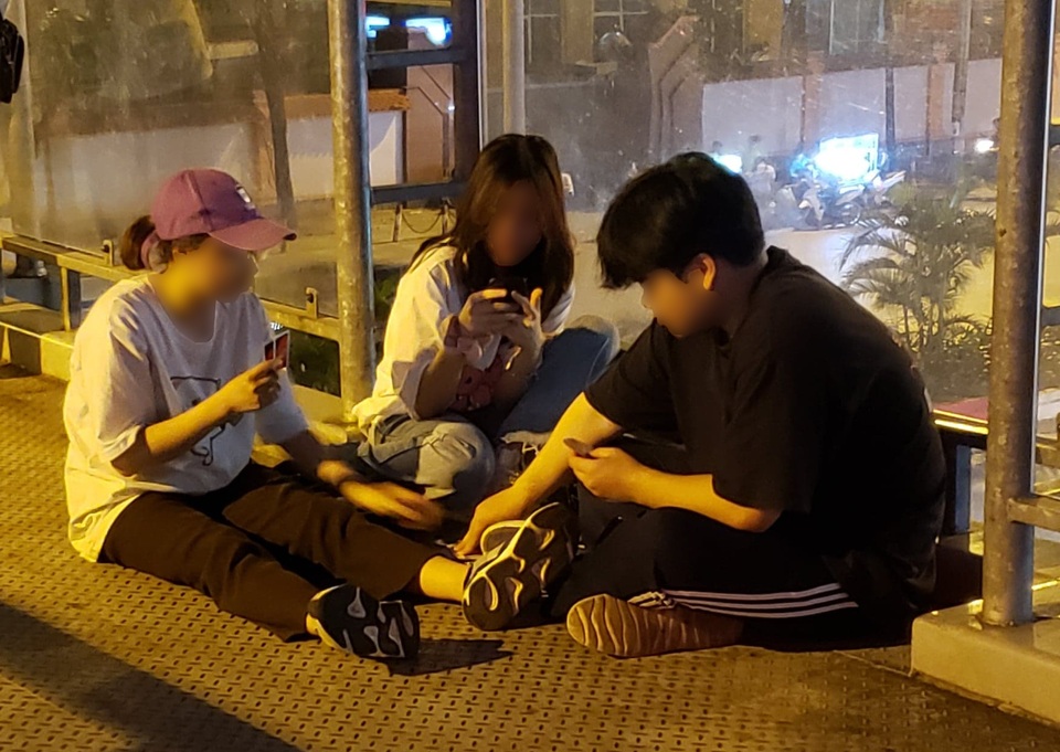 Bất chấp biển cấm, giới trẻ biến cầu vượt bộ hành thành điểm giải trí - 6 Bất chấp biển cấm, giới trẻ biến cầu vượt bộ hành thành điểm giải trí - 6