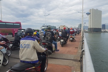 Sửa cầu, hàng trăm phương tiện “ngộp thở” vào nội đô Nha Trang