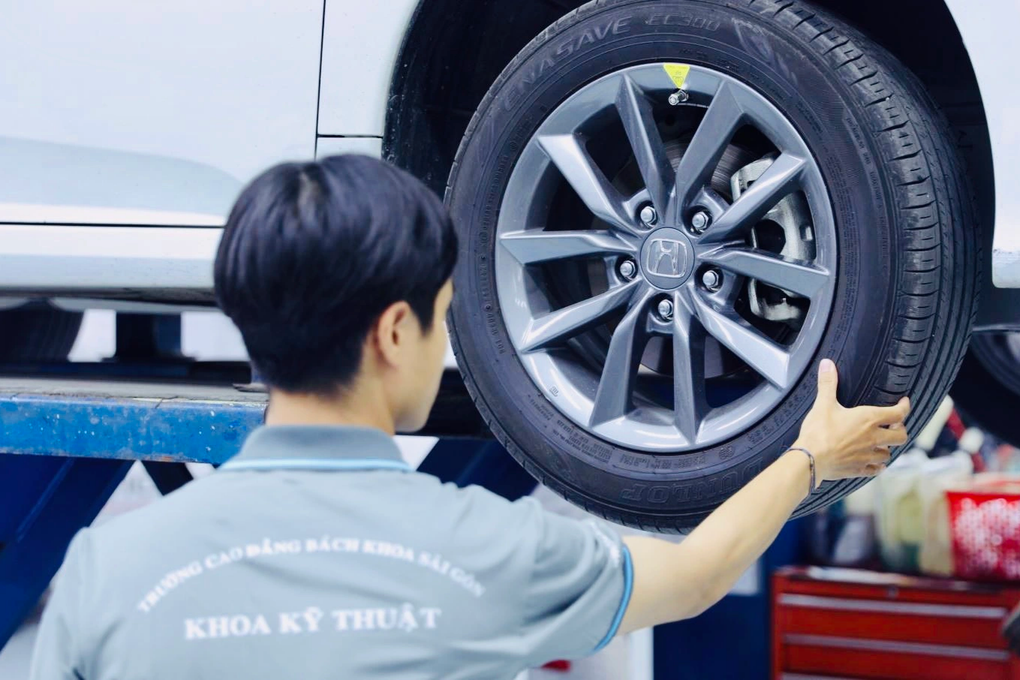 TPHCM: Nhiều trường nghề hỗ trợ sinh viên ở vùng bị ảnh hưởng bão số 4 - 1 TPHCM: Nhiều trường nghề hỗ trợ sinh viên ở vùng bị ảnh hưởng bão số 4 - 1