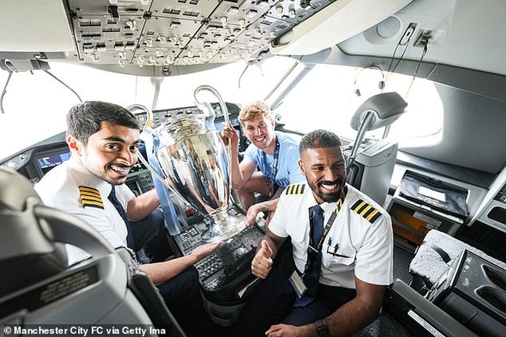 Man City mang Cúp Champions League về Anh ăn mừng cùng người hâm mộ - 8 Man City mang Cúp Champions League về Anh ăn mừng cùng người hâm mộ - 8