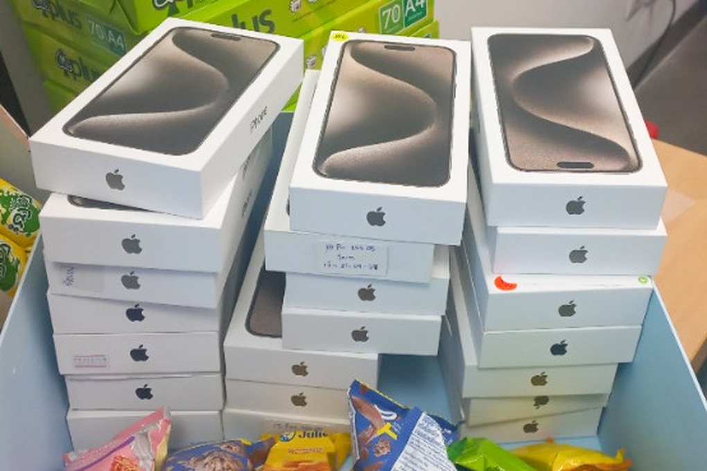 Khách nước ngoài xách lậu 20 chiếc iPhone 15 qua sân bay Đà Nẵng - 1 Khách nước ngoài xách lậu 20 chiếc iPhone 15 qua sân bay Đà Nẵng - 1