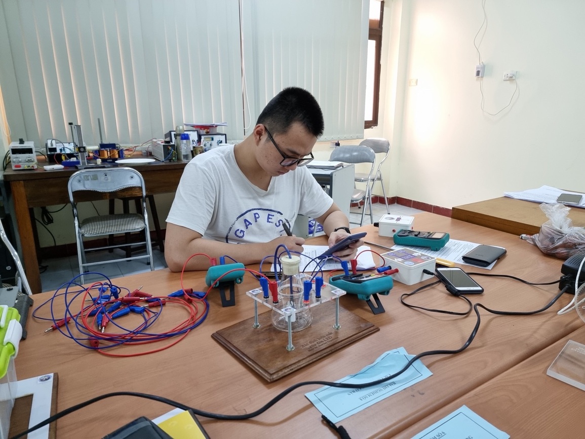 Cựu học sinh chuyên Lý trường Ams một năm đoạt 3 Huy chương Vàng - 2 Cựu học sinh chuyên Lý trường Ams một năm đoạt 3 Huy chương Vàng - 2