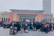 Gần 1.000 người tập trung tại cửa khẩu Móng Cái trong ngày đầu mở cửa