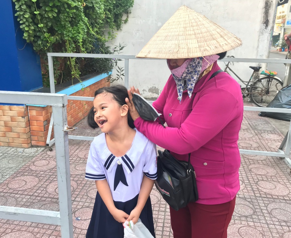 Người mẹ một bàn tay, mang theo tập vé số dắt con đi tựu trường - 2 Người mẹ một bàn tay, mang theo tập vé số dắt con đi tựu trường - 2
